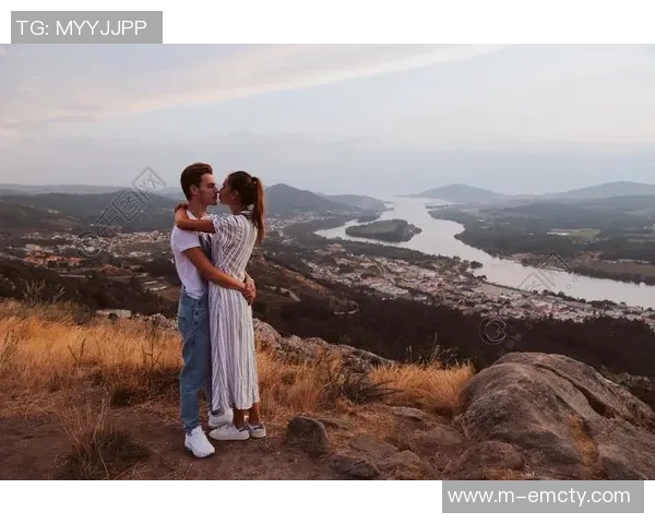 浪漫情侣在足球场上共度美好时光的温馨瞬间分享